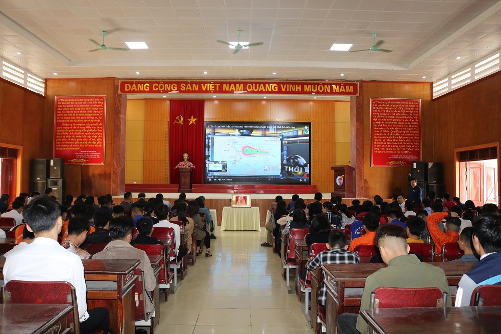 Trường Cao đẳng Việt – Đức Nghệ An phát động ủng hộ đồng bào miền Trung bị lũ lụt.