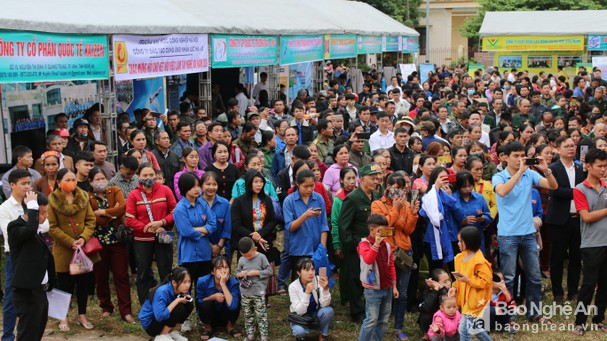Hàng nghìn người dự Hội chợ giới thiệu việc làm ở huyện Tương Dương