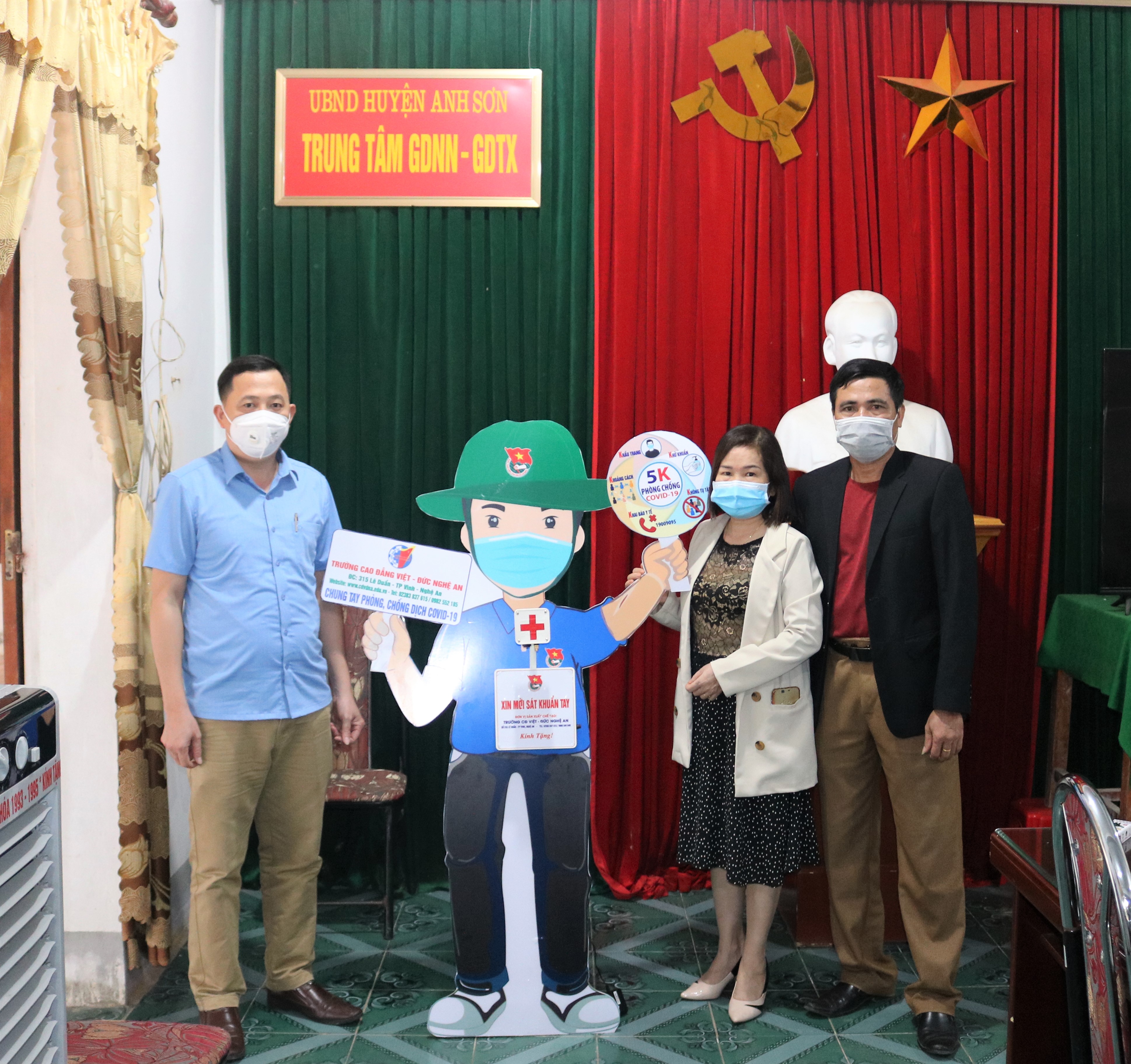 Trường Cao đẳng Việt – Đức Nghệ An tặng máy Rửa tay sát khuẩn tự động cho Trung tâm GDNN-GDTX huyện Anh Sơn