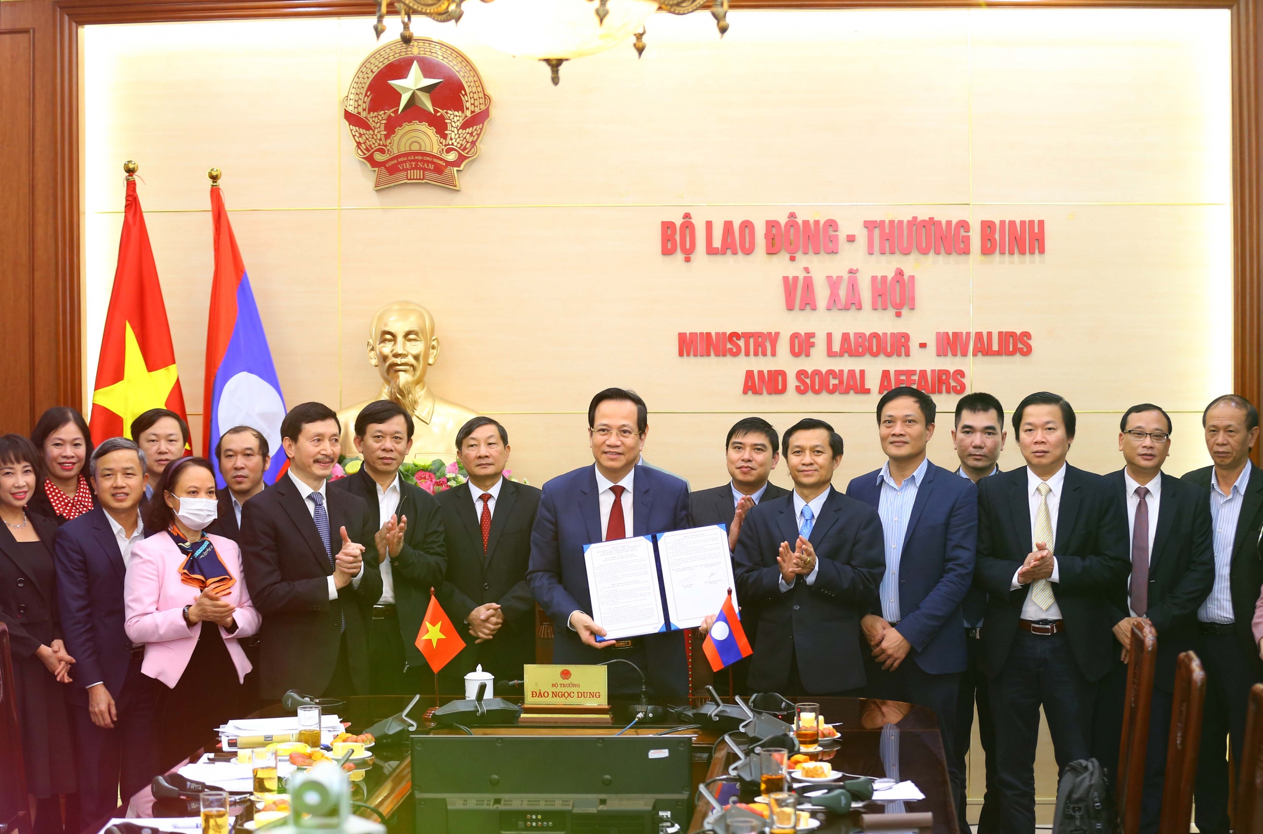 Việt Nam hỗ trợ Lào công nghệ đào tạo các nghề mũi nhọn