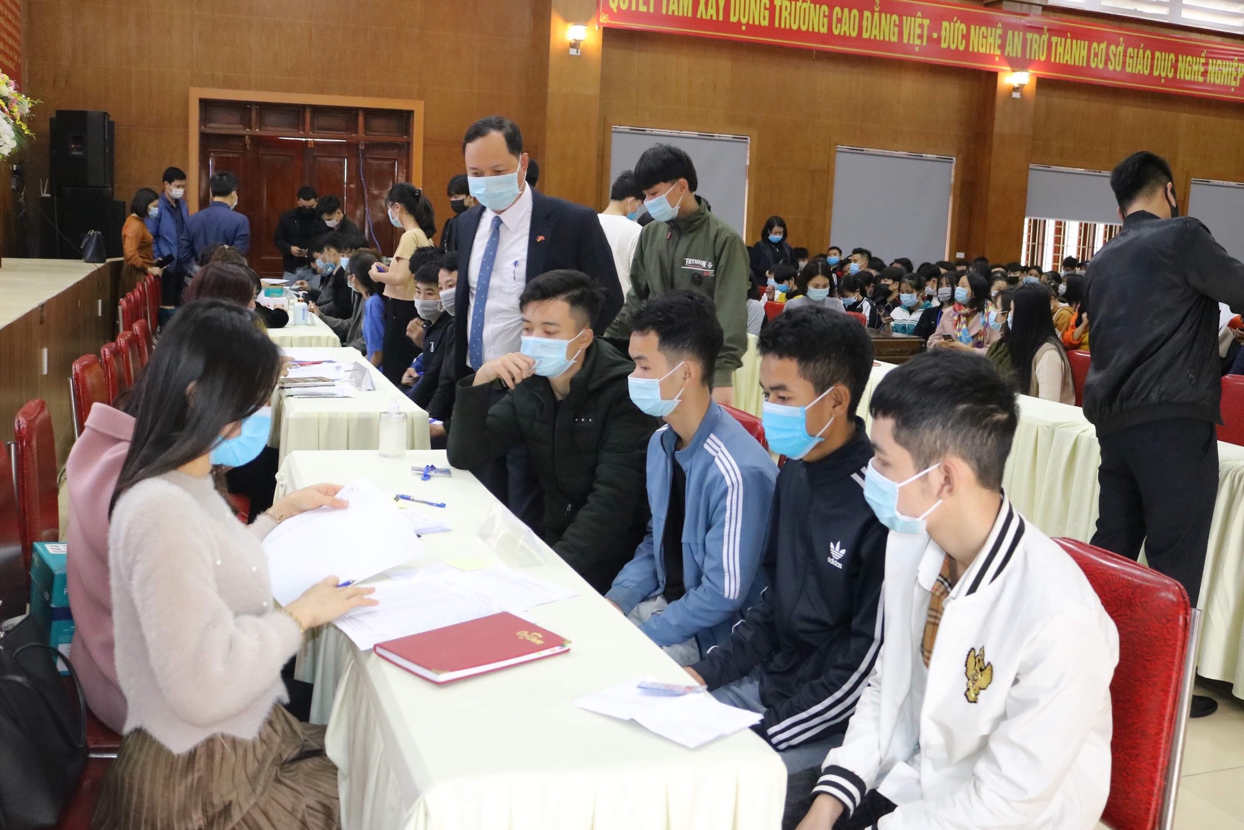 Trường Cao đẳng Việt – Đức Nghệ An tổ chức chi trả chế độ chính sách nội trú cho học sinh, sinh viên học kỳ 1 – năm học 2020 - 2021