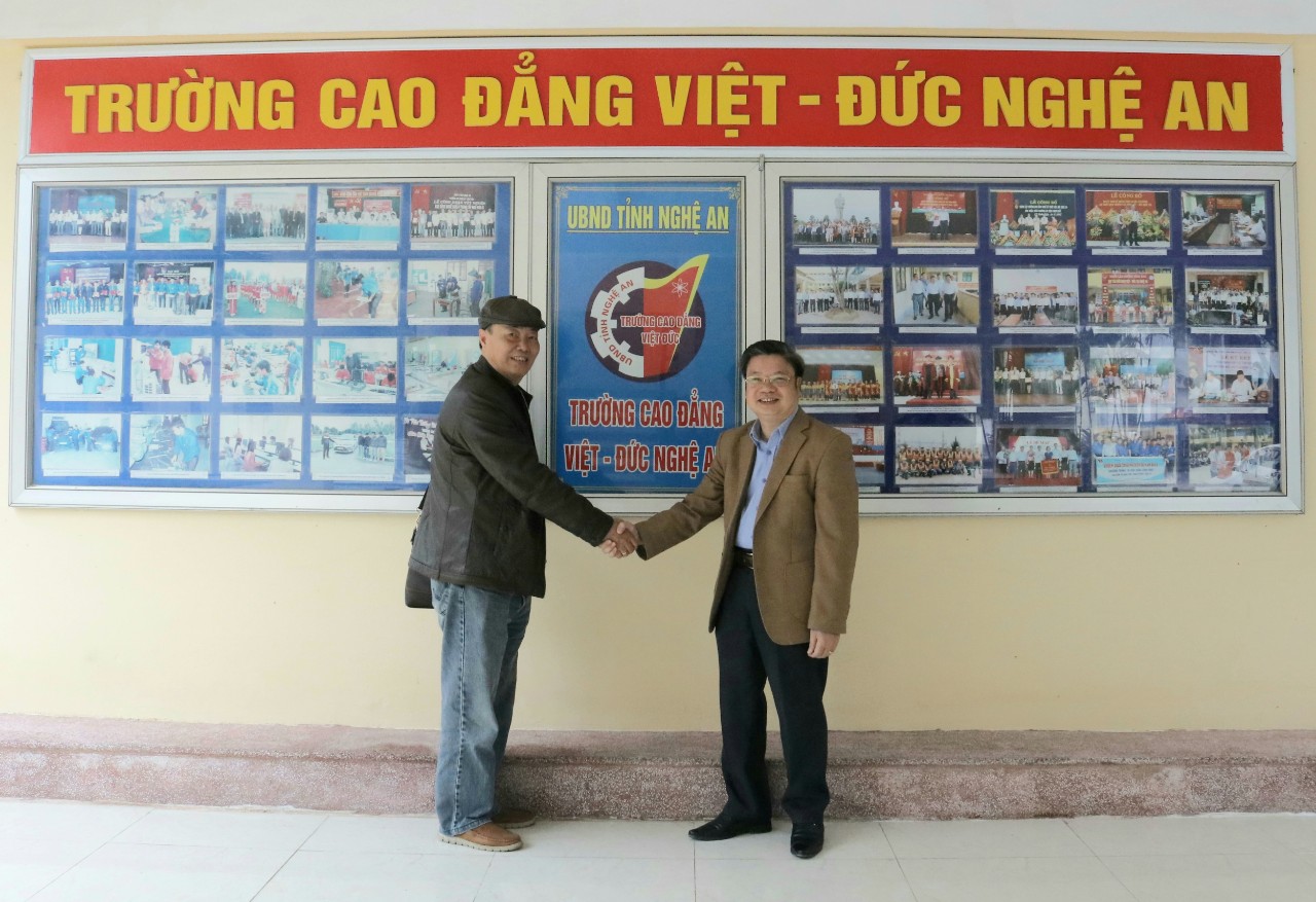 Tiến sĩ Lê Thống Nhất - chuyên gia giáo dục độc lập về thăm và làm việc với Trường Cao đẳng Việt - Đức Nghệ An