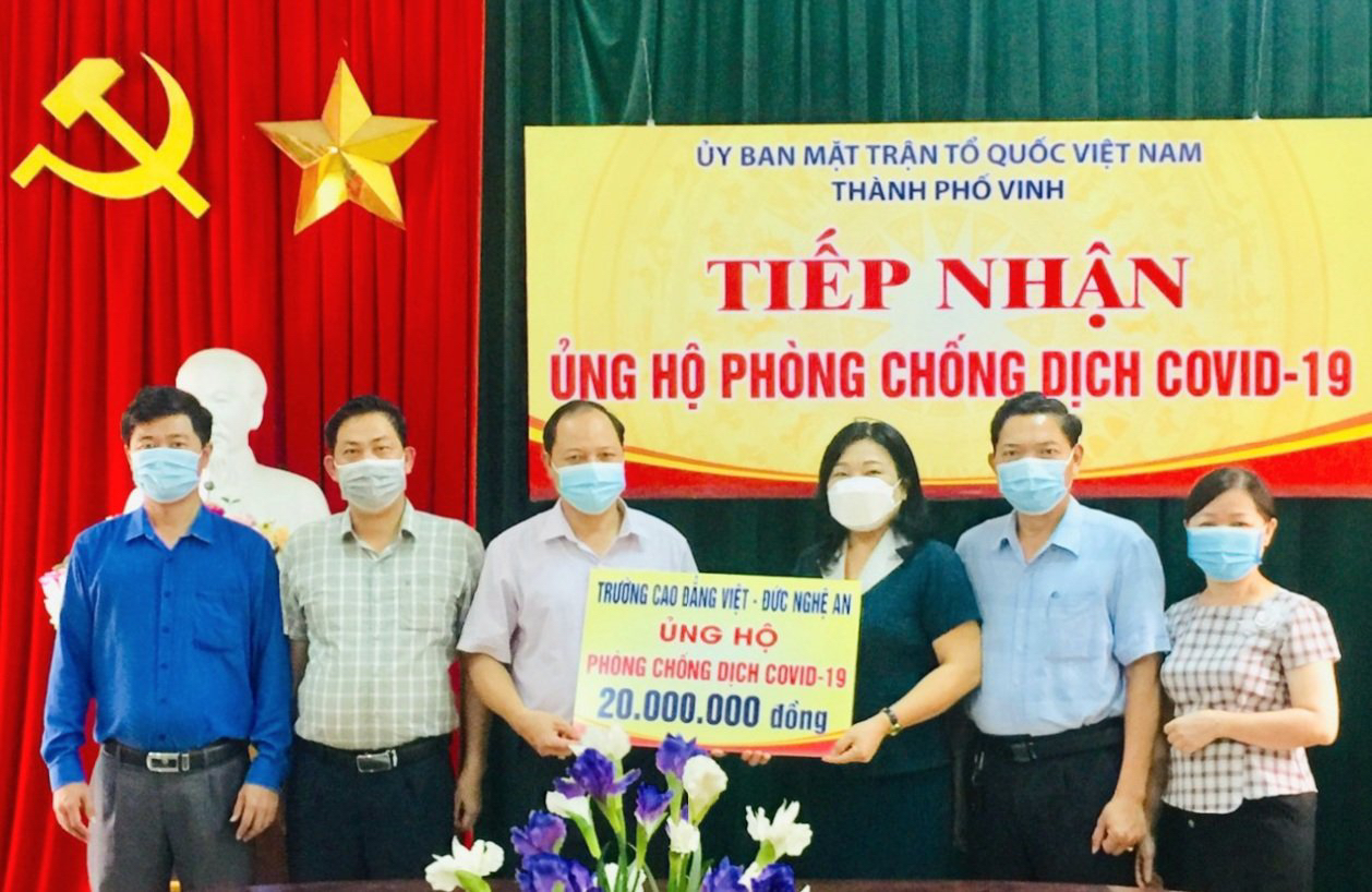 Trưởng Cao đẳng Việt - Đức Nghệ An ủng hộ quỹ phòng, chống dịch Covid-19