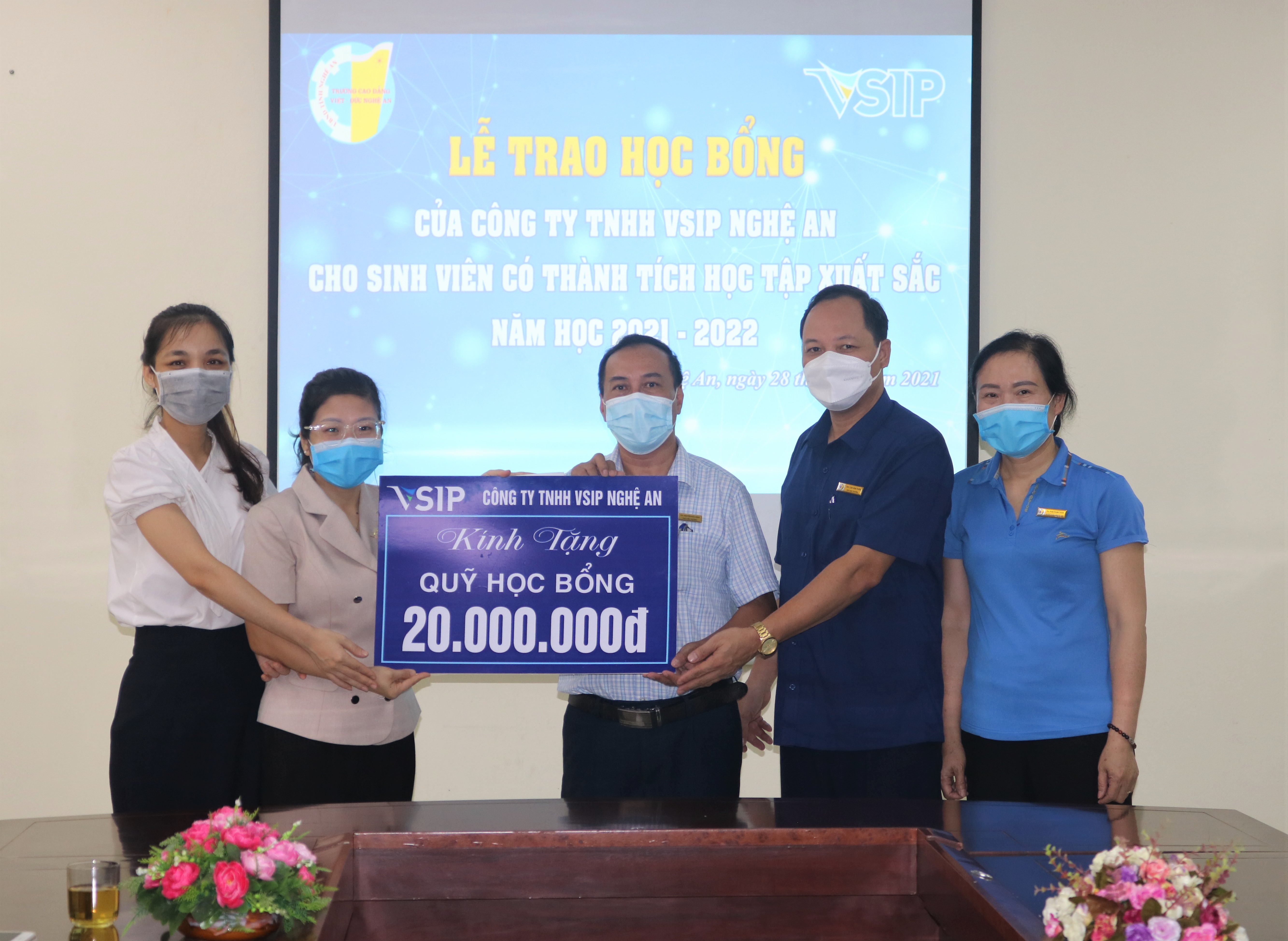 Trường Cao đẳng Việt – Đức Nghệ An tổ chức Lễ trao học bổng của Công ty TNHH Vsip Nghệ An cho học sinh, sinh viên có thành tích học tập xuất sắc năm học 2021 – 2022