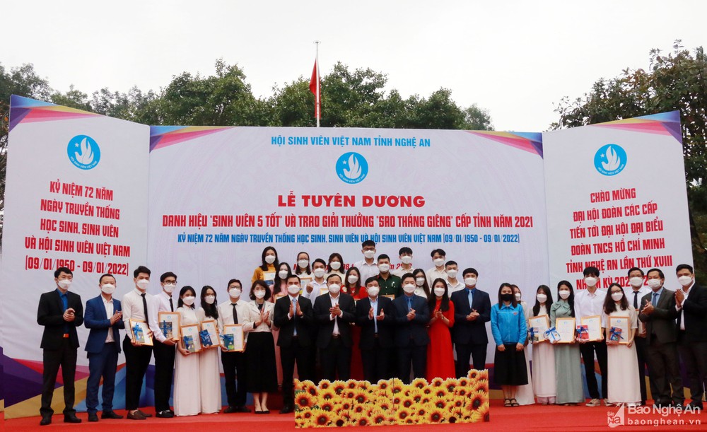 Nghệ An: Trao thưởng danh hiệu 'Sinh viên 5 tốt' và 'Sao tháng Giêng' năm 2021