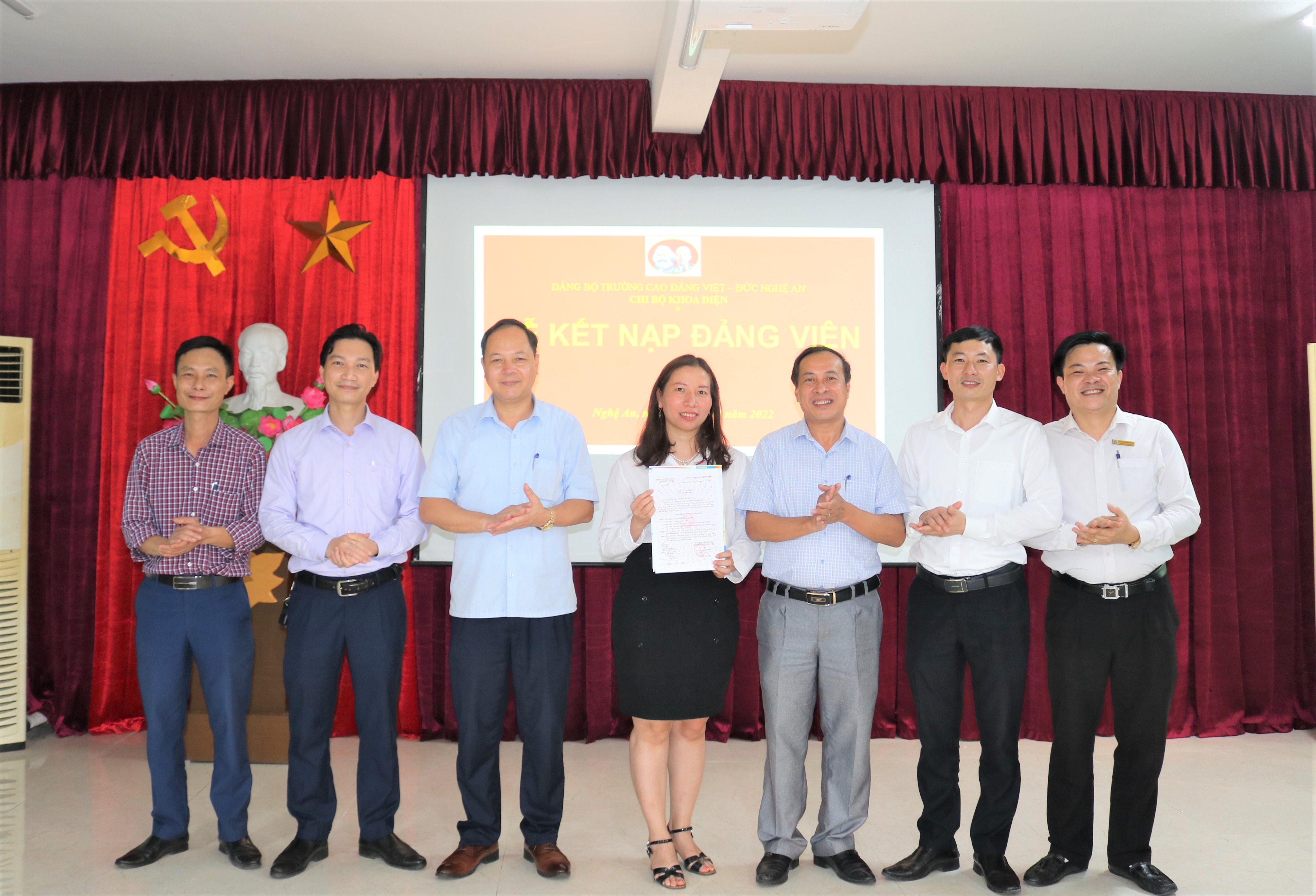  Lễ kết nạp Đảng viên mới – Chi bộ Khoa Điện, Trường Cao đẳng Việt – Đức Nghệ An