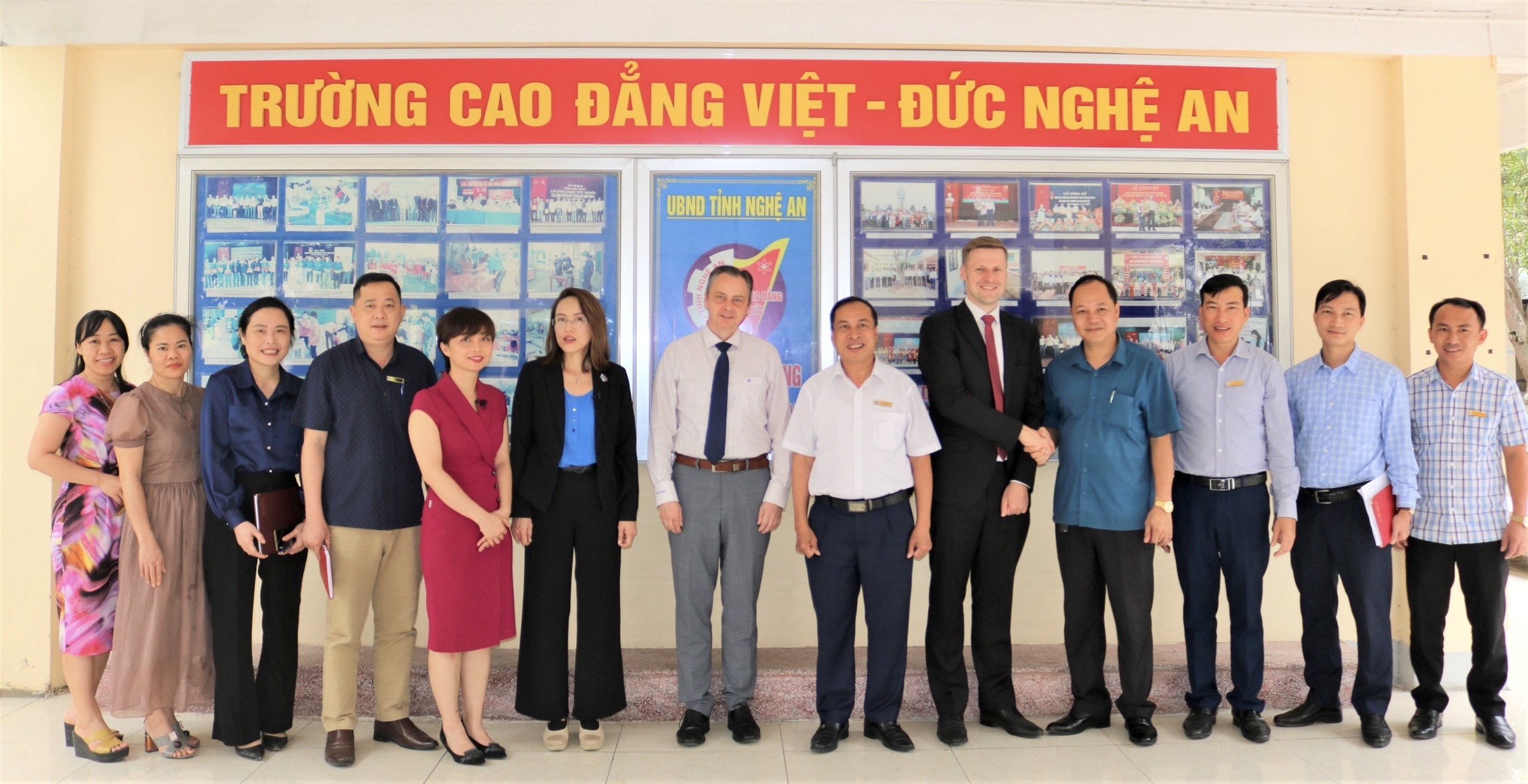  Trường Cao đẳng Việt – Đức Nghệ An làm việc với Đoàn công tác của phòng Công nghiệp và Thương mại Đức ​​​​​​​
