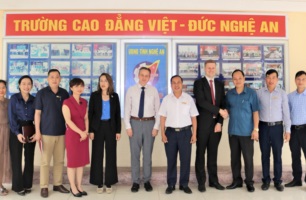 Trường Cao đẳng Việt – Đức Nghệ An làm việc với Đoàn công tác của phòng Công nghiệp và Thương mại Đức ​​​​​​​