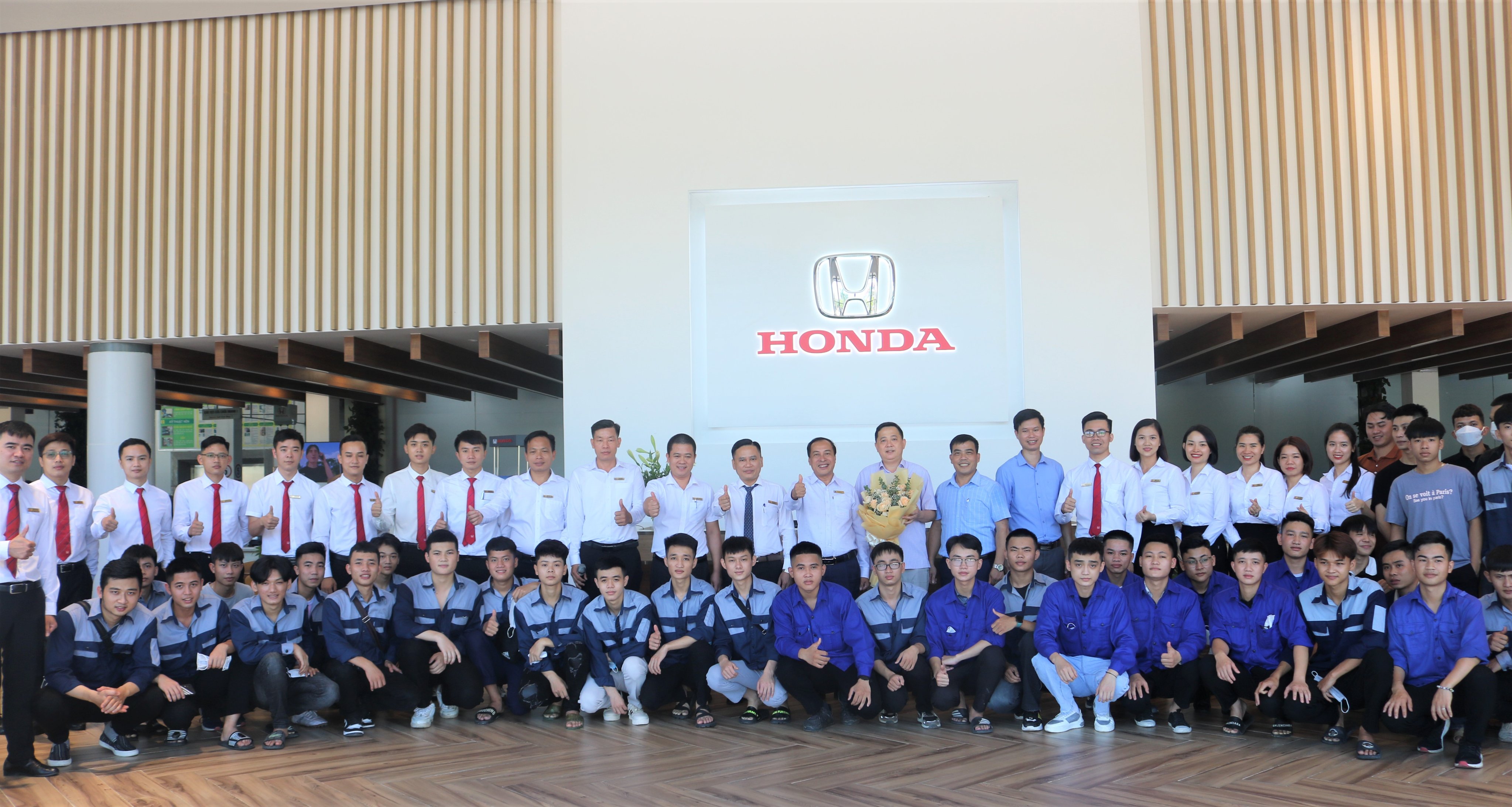 Tham quan, khảo sát Ô tô Honda Vinh – Một chuyến đi thực tế đầy bổ ích đối với sinh viên Khoa Công nghệ Ô tô K13, Trường Cao đẳng Việt – Đức Nghệ An
