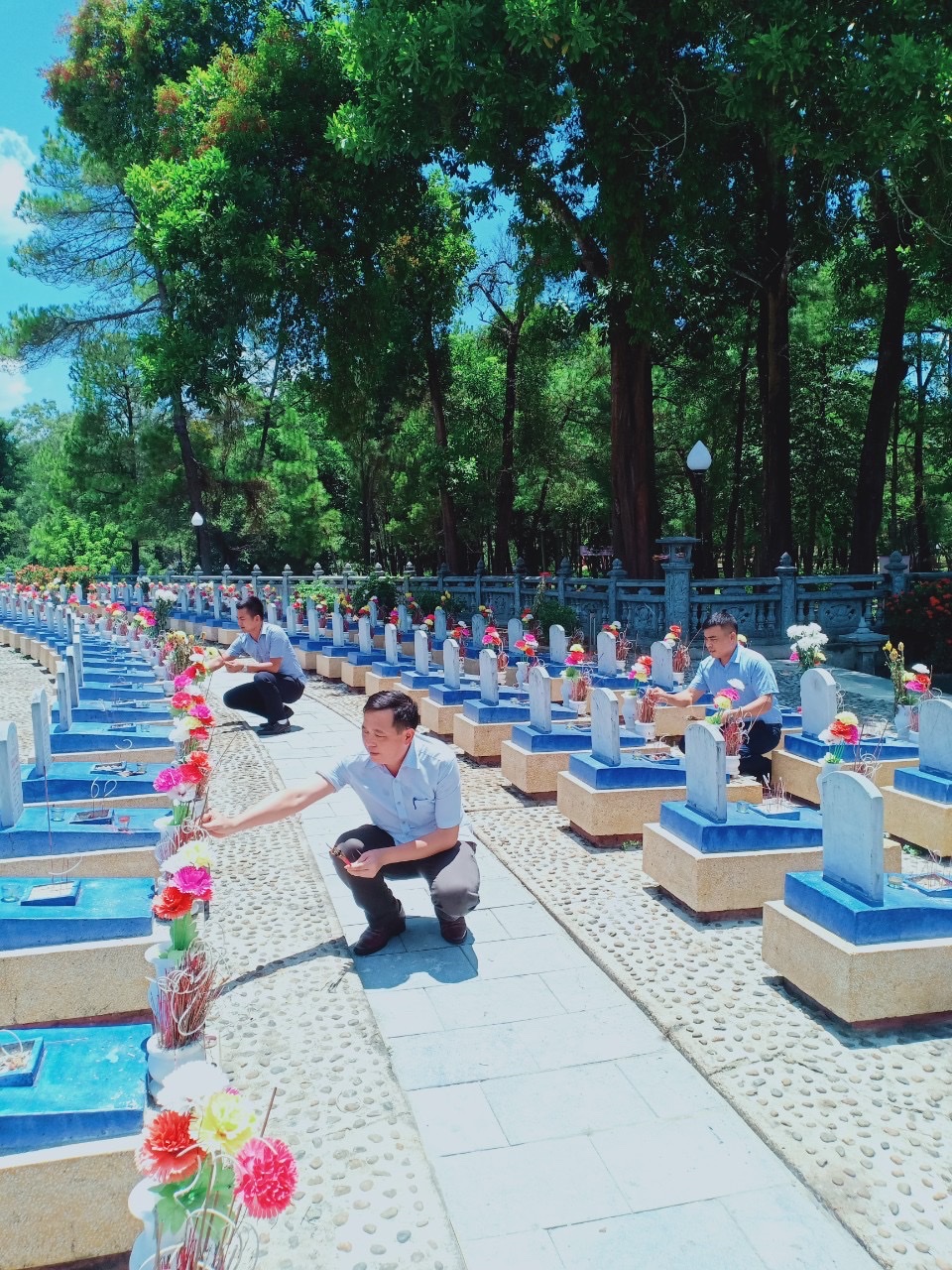 Đoàn công tác Trường Cao đẳng Việt – Đức Nghệ An dâng hương tại Nghĩa trang Liệt sĩ Quốc gia Trường Sơn