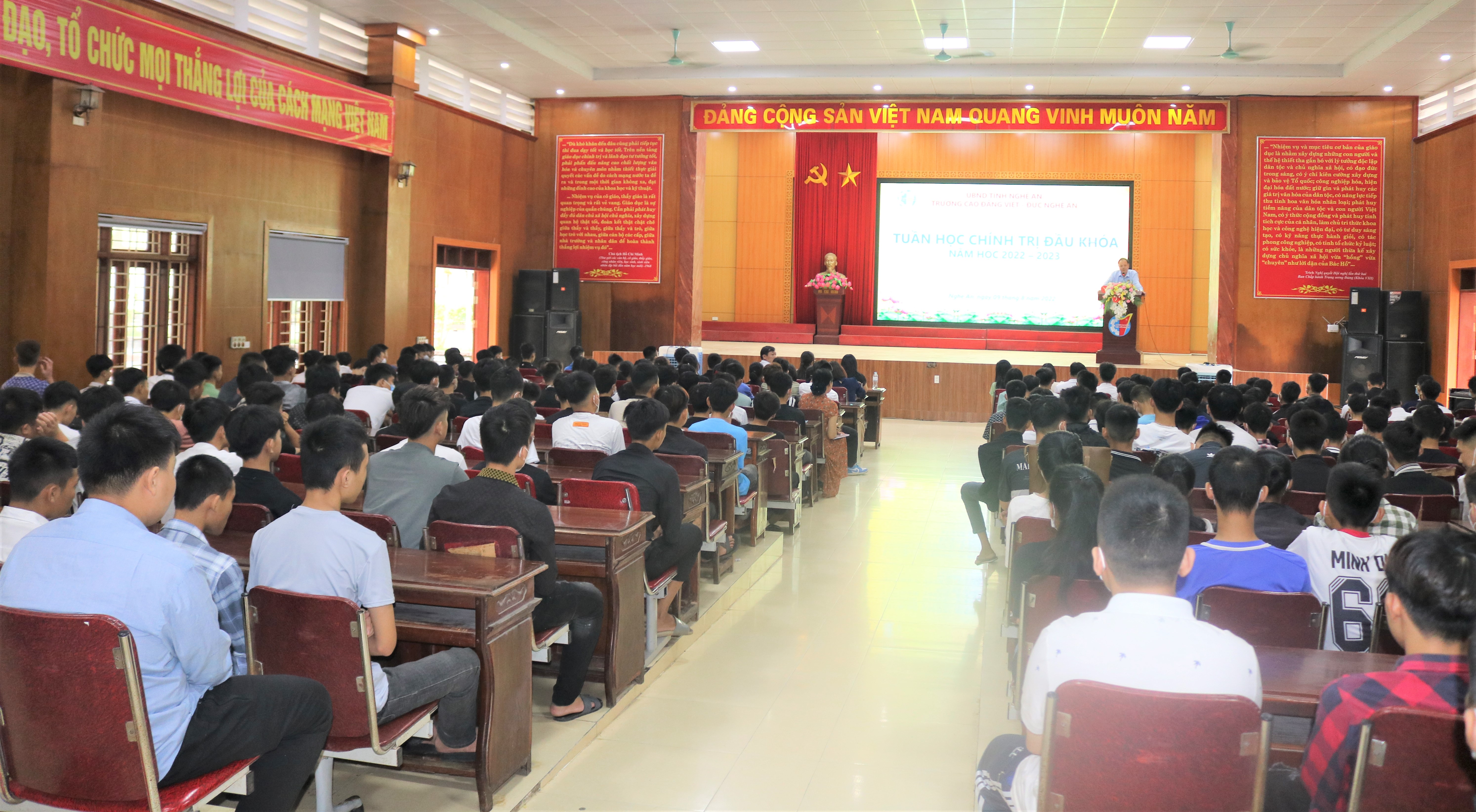 Sôi nổi Tuần sinh hoạt chính trị đầu khóa dành cho tân học sinh, sinh viên Khóa 16 Trường Cao đẳng Việt – Đức Nghệ An