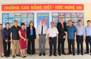 Trường Cao đẳng Việt – Đức Nghệ An làm việc với Đoàn công tác của phòng Công nghiệp và Thương mại Đức