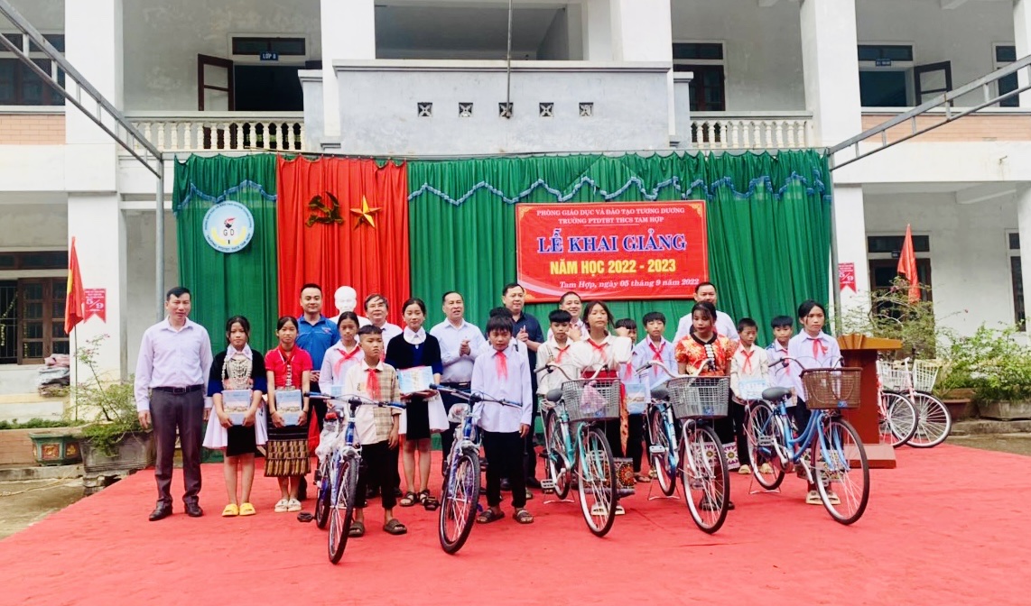 Trường Cao đẳng Việt – Đức Nghệ An đồng hành với xã đặc biệt khó khăn ở miền Tây Nghệ An