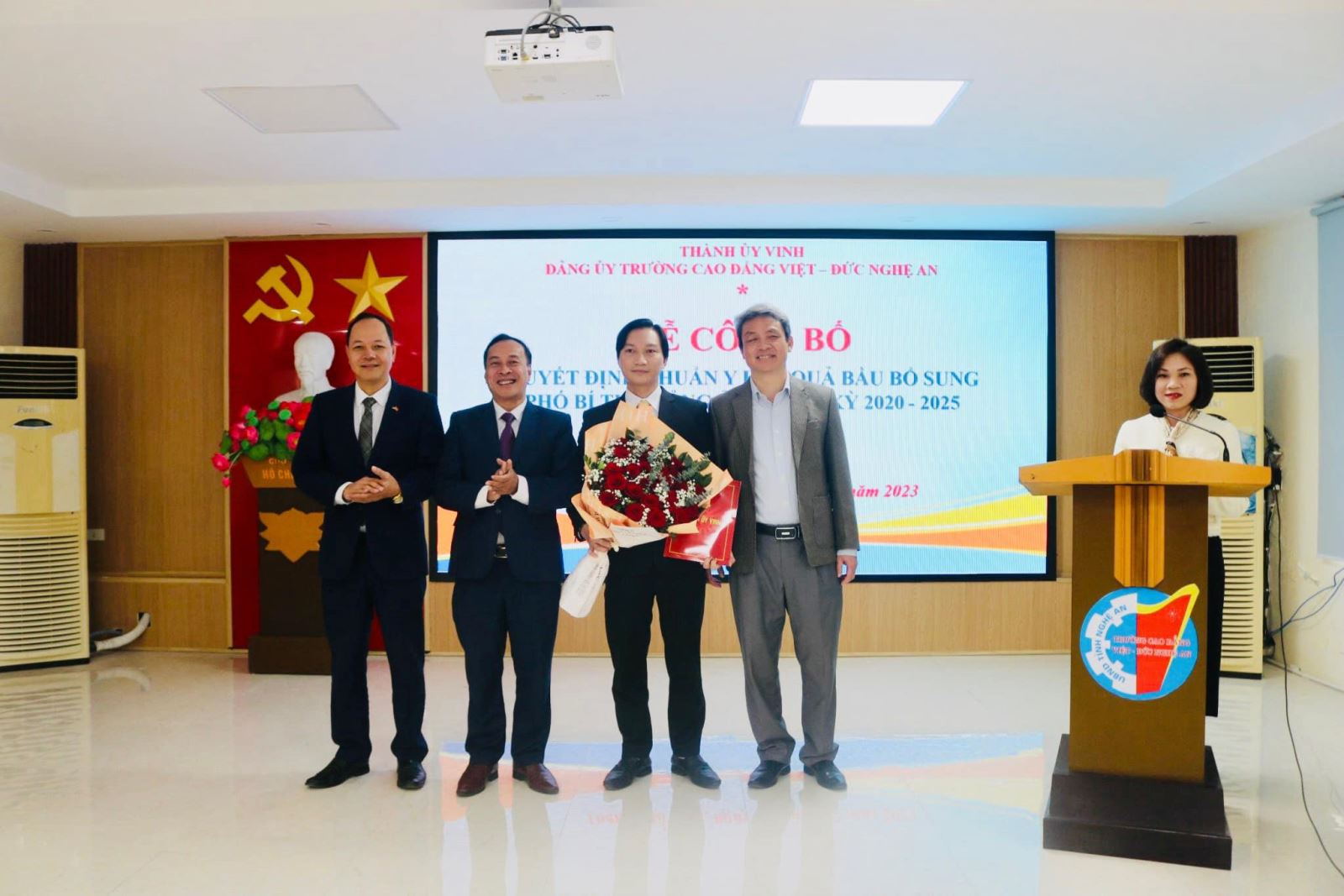 Lễ công bố và trao Quyết định chuẩn y kết quả bầu Phó Bí thư Đảng ủy Trường Cao đẳng Việt – Đức Nghệ An, nhiệm kỳ 2020 – 2025