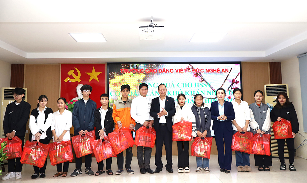 Trường Cao đẳng Việt – Đức Nghệ An tổ chức Chương trình tặng quà và chi trả chế độ chính sách nội trú cho học sinh, sinh viên nghèo, có hoàn cảnh khó khăn nhân dịp Tết Nguyên đán Giáp Thìn 2024