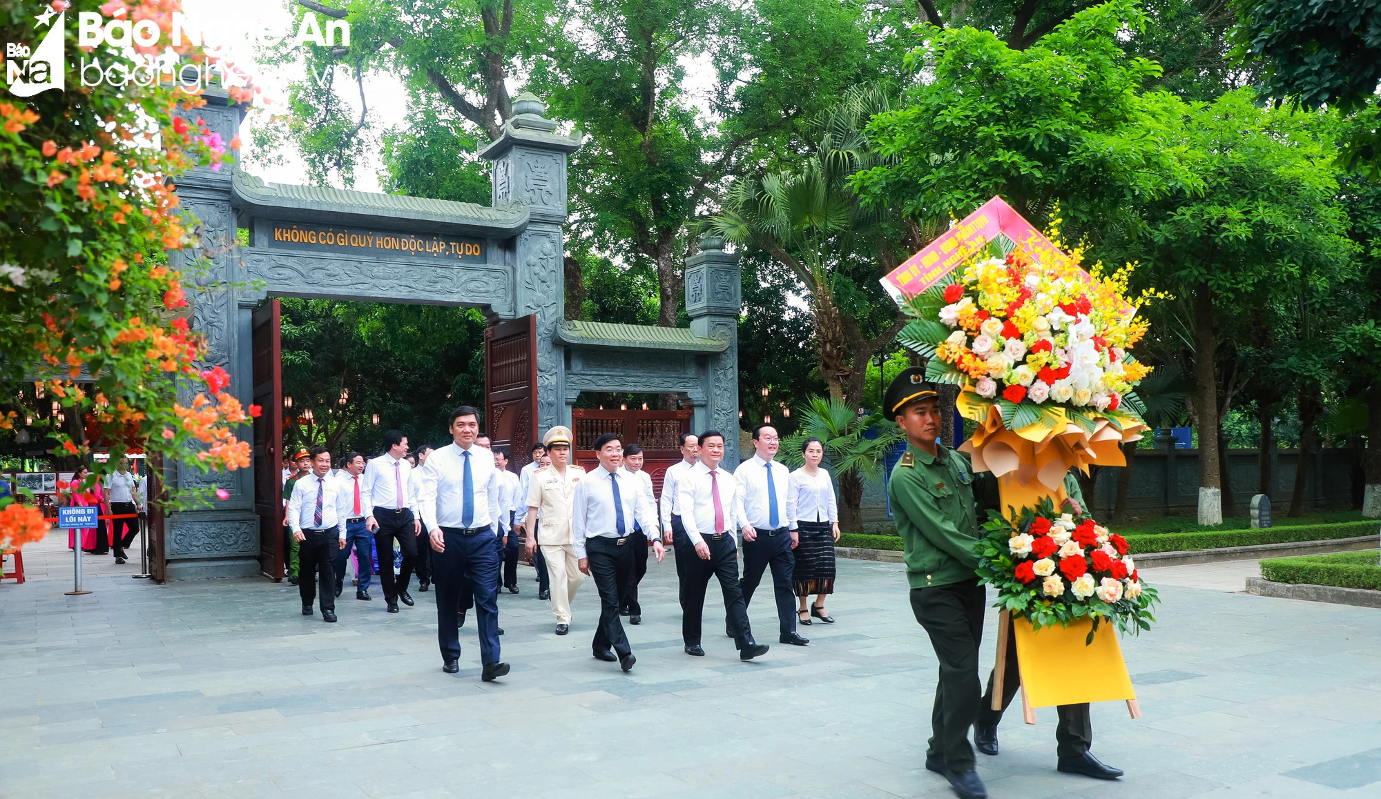 Lãnh đạo tỉnh Nghệ An dâng hoa, dâng hương tưởng niệm Chủ tịch Hồ Chí Minh nhân kỷ niệm 134 năm ngày sinh của Người
