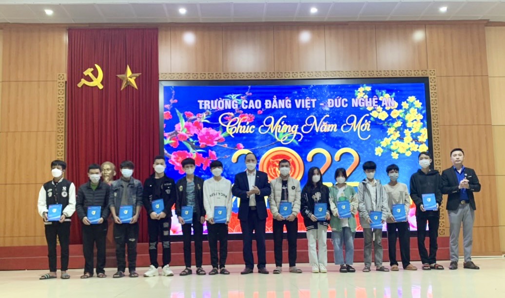 Trường Cao đẳng Việt – Đức Nghệ An tổ chức chương trình “Xuân yêu thương, Tết sẻ chia” và cấp phát chế độ chính sách cho học sinh, sinh viên