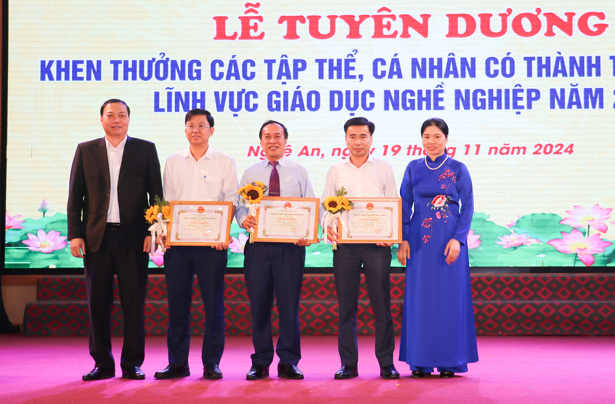 Các thầy giáo cô giáo Trường Cao đẳng Việt – Đức Nghệ An được tuyên dương khen thưởng tại Lễ Tuyên dương khen thưởng các tập thể, cá nhân có thành tích xuất sắc lĩnh vực Giáo dục nghề nghiệp năm 2024