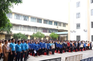 Trường Cao đẳng Việt – Đức Nghệ An Tập trung học sinh sinh viên, tổ chức Lễ Chào cờ Chào mừng kỷ niệm 50 năm Ngày Giải phóng Miền Nam – Thống nhất Đất nước (30/4/1975 – 30/4/2025); 139 năm Ngày Quốc tế Lao động (01/5/1886 – 01/5/2025)!