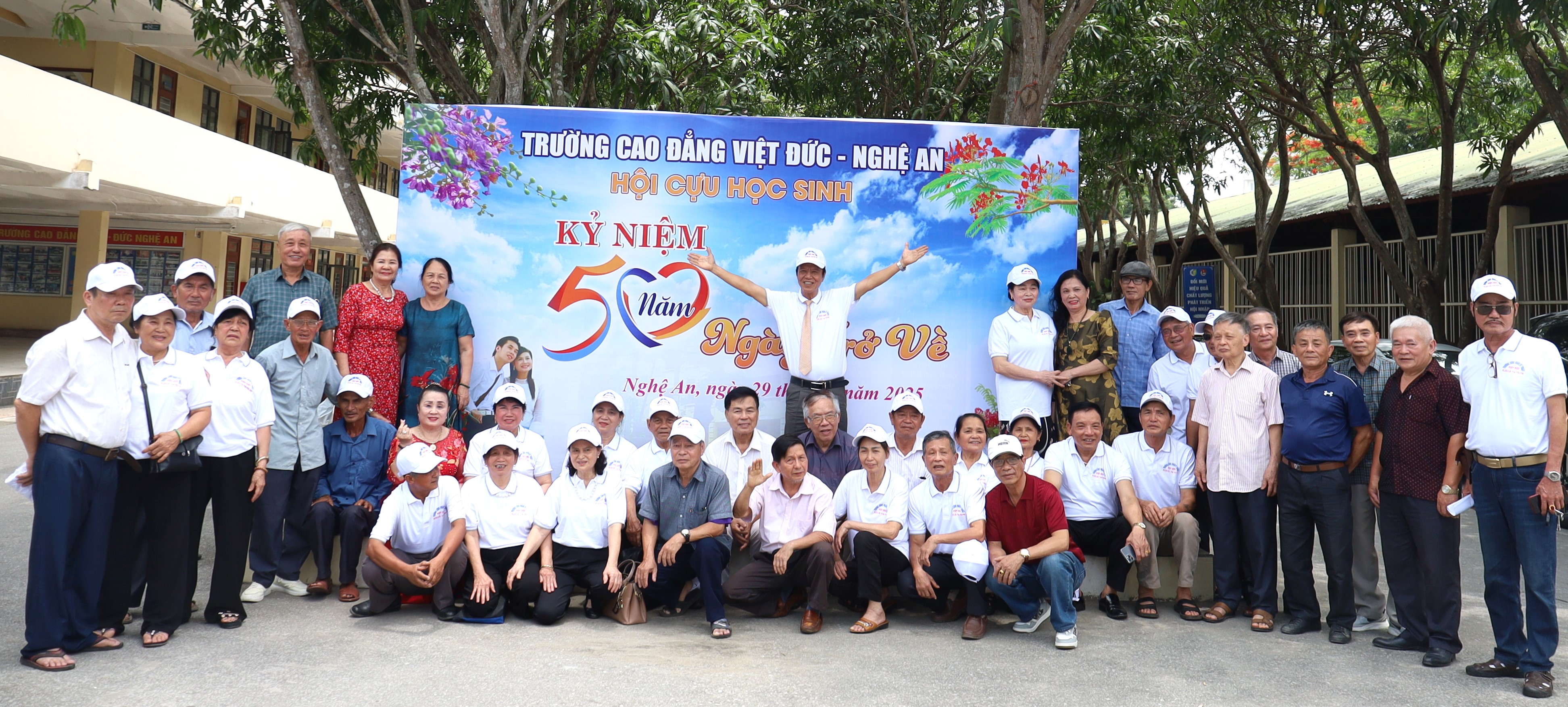 Xúc động và đầy ý nghĩa “50 năm – Ngày trở về” của Cựu học sinh niên khóa 1974, 1975, 1976 – Trường Cao đẳng Việt – Đức Nghệ An